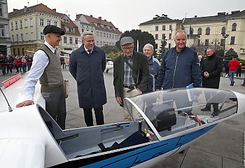 Odsłonili bydgoskie autografy przy akompaniamencie orkiestry i w towarzystwie szybowców