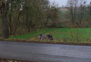 Po pijaku uderzył w znak drogowy i wylądował w polu