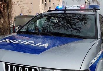 Pijana matka miała pod opieką trójkę dzieci. Sprawą zajęła się policja