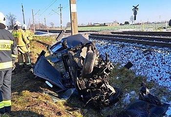 Pociąg potrącił auto na przejeździe kolejowym. Trwa akcja