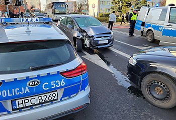 Po pijaku taranował auta w mieście. Próbował uciec, ale trafił na policjantów po służbie