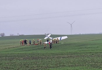 Wypadek lotniczy. Awionetka spadła na pole pod Chełmnem [Z OSTATNIEJ CHWILI]