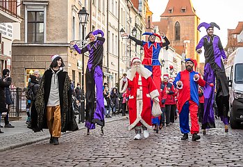 Świąteczny nastrój zapanował u sąsiadów Bydgoszczy. Toruń zaświecił marszałkowską choinkę [ZDJĘCIA]