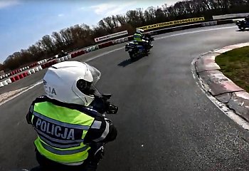 Slalom, hamowanie i zakręty – policyjna szkoła jazdy ekstremalnej [WIDEO]