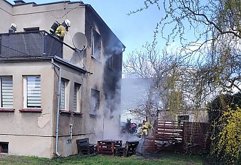 Policjant z Bydgoszczy zapobiegł tragedii. Jego szybka reakcja uratowała ludzi z płonącego budynku