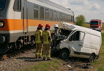 Pociąg staranował busa. Kierowca nie żyje