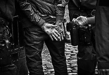 Rozbój w Dąbrowie Biskupiej. Dwaj mężczyźni zatrzymani przez policję