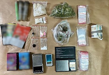 Wpadł z hukiem na Szwederowie! 22-latek miał w domu hurtownię narkotyków – marihuana, ecstasy, amfetamina i coś jeszcze!