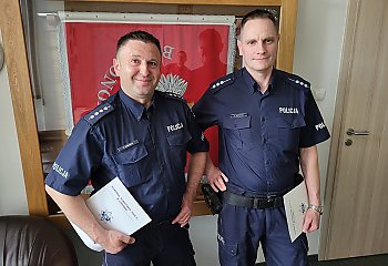 Dramat na balkonie! 88-latka nieprzytomna – sąsiad w szoku, dzielnicowi ratują życie