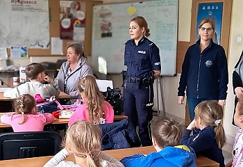 Uczniowie ze Strzelewa z wizytą w śródmiejskim komisariacie