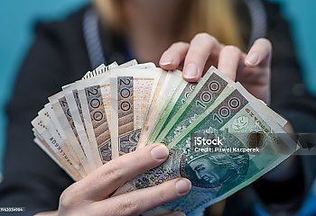 Znalazła torbę z pieniędzmi i oddała ją na komendę