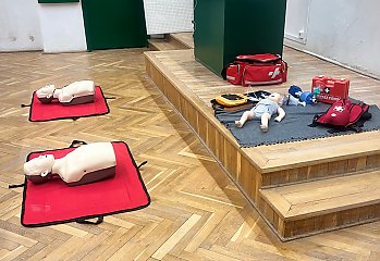 Politechnika Bydgoska stawia na bezpieczeństwo. Nowe szkolenia i sprzęt ratujący życie