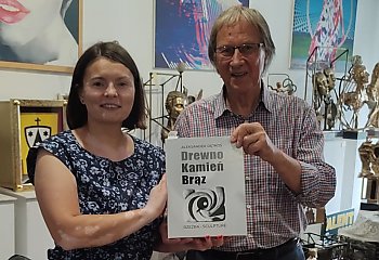 „Siła barw i kamieni. Moc sztuki” – spotkanie z Aleksandrem Dętkosiem i Iwoną Adamczewską w Salonie Hoffman