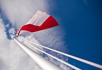 Biało-czerwona inicjatywa na Mostowej. Chorągiewki i wspólnota – czyli oddolne obchody Dnia Flagi