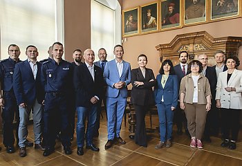 Odzyskali skarb z końca świata! Bydgoscy policjanci namierzyli skradzioną monetę w Australii [ZDJĘCIA]