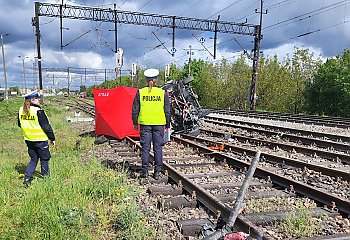 Mercedes starł się z pociągiem i stanął w ogniu! Kierowca zginął na miejscu! [ALEKSANDRÓW KUJAWSKI]