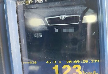 Nie uczy się na błędach! Jechał 123 km/h w terenie zabudowanym – zapłaci 4000 zł i stracił prawie wszystkie punkty