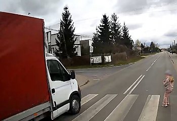 O włos od tragedii w Łochowie! Pirat drogowy niemal potrącił dziecko na pasach – uratowała je czujność