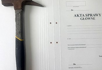 Szokujące! Zerwał polską flagę i włamał się do sklepu — 52-latek uderza w symbol narodowy!