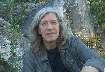 Tadeusz Oszubski świętuje 45 lat twórczości! Czy „Zaświatowe biuro śledcze” to jego opus magnum?