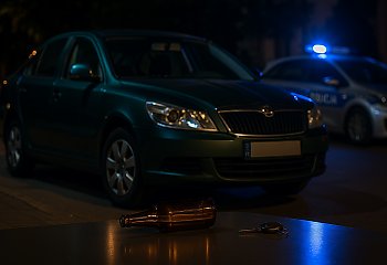 Pijany recydywista zasnął za kółkiem w centrum miasta. Sąd odebrał mu auto i zakazał jazdy do końca życia!