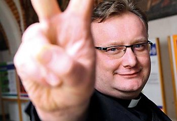 „Paszkwil pełen kłamstw” – ksiądz Wąsowicz odpowiada na brutalny atak medialny