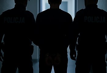 „Złodziej miedzi” z Brzozy zatrzymany! Policja: 15 zarzutów i tona spalonego kabla!