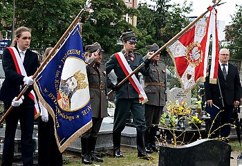 Uczniowie przejęli opiekę nad grobem bohatera! Wzruszająca uroczystość na bydgoskim cmentarzu