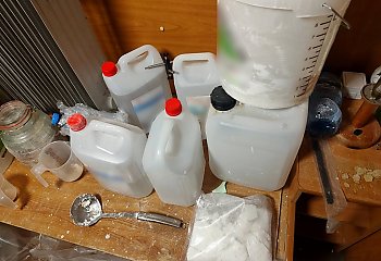 Policyjny nalot na „narkodziałkę” pod Żninem! 5 kilo dragów w przyczepie kempingowej bydgoszczanina!