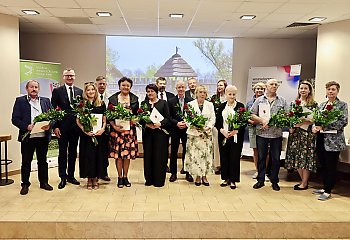 Zasłużeni dla historii i kultury! Zobacz, kto dostał nagrody od marszałka w Biskupinie