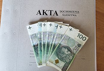 Znalazł kopertę z pieniędzmi w sklepie. Chwilę później zapukała do niego policja!
