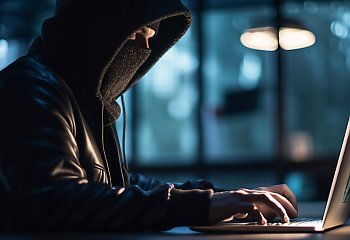 UWAGA! Jeśli ktoś podaje się za urzędnika ZUS i puka do Twoich drzwi — możesz mieć problem