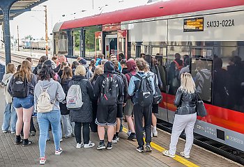 BYDGOSZCZANIE RUSZYLI NA HEL! Nowy pociąg „Latarnik” już na torach – sprawdź, gdzie dojedziesz za jednym razem!