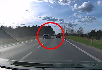 O włos od tragedii! Kierowca Audi S8 wyprzedzał na trzeciego w Złejwsi Wielkiej – wszystko nagrała kamerka!