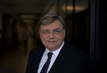 Zapłacisz za bagaż podręczny? Eurodeputowany z Bydgoszczy grzmi: NIE dla linii lotniczych i opóźnień bez kary!