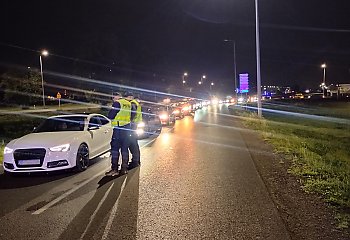 Policja rozbiła nocny zlot pod Toruniem! Mandaty, odholowane auta i narkotyki!