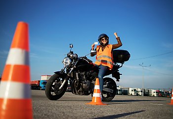 Jak wygląda kurs prawa jazdy kat. A w Bydgoszczy? Przewodnik dla przyszłych motocyklistów [ARTYKUŁ SPONSOROWANY]