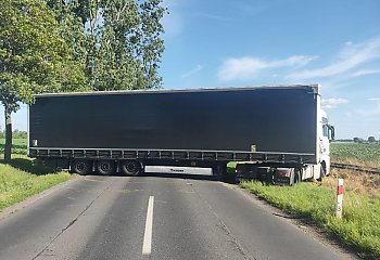 Zawracał tirem „na spontanie”. Sparaliżował całą drogę wojewódzką! Policja i straż musiały interweniować