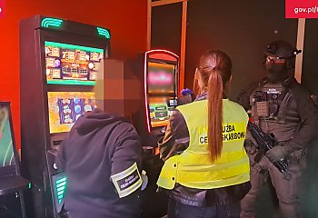 Hazardowa mafia rozbita! KAS uderza z siłą – 14 osób z zarzutami, setki tysięcy w gotówce!