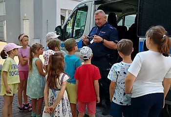 Radiowóz, kajdanki i ważne rady! Policjanci odwiedzili półkolonie w centrum Bydgoszczy