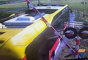 Groza na torach! Autobus utknął między rogatkami tuż przed nadjeżdżającym pociągiem