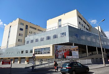 Szok przy Szpitalu Dziecięcym w Bydgoszczy! Rodzice zdenerwowani — brak miejsc do parkowania