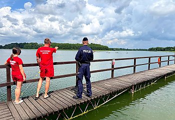 Nie tylko mandaty! Policjanci i ratownicy ruszyli nad jeziora – sprawdzają, jak wypoczywasz