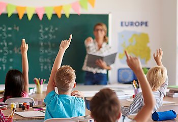 Emerytura nauczyciela: które rozwiązanie się opłaca? ZUS podpowiada!