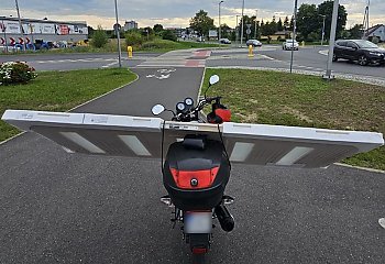 Przewoził drzwi na skuterze! Policja zatrzymała nietypowego kierowcę w Świeciu