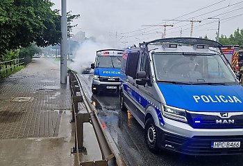 Płonące auto na Moście Pomorskim! Policjanci zareagowali błyskawicznie