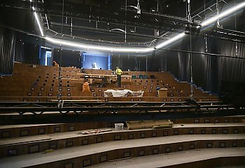 Żyrandole już wiszą, a sceny wciąż nie ma. Co dalej z rozbudową Teatru Polskiego?