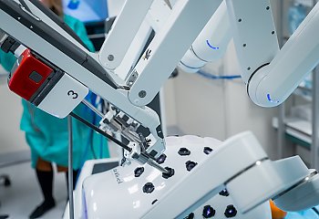 Roboty przejmują sale operacyjne! Bydgoszcz liderem chirurgii przyszłości