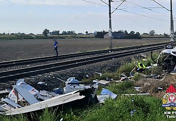 Poranny dramat pod Toruniem: kamper staranowany przez pociąg!