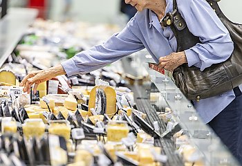 Ceny w sklepach hamują, ale wciąż portfele Polaków są drenowane